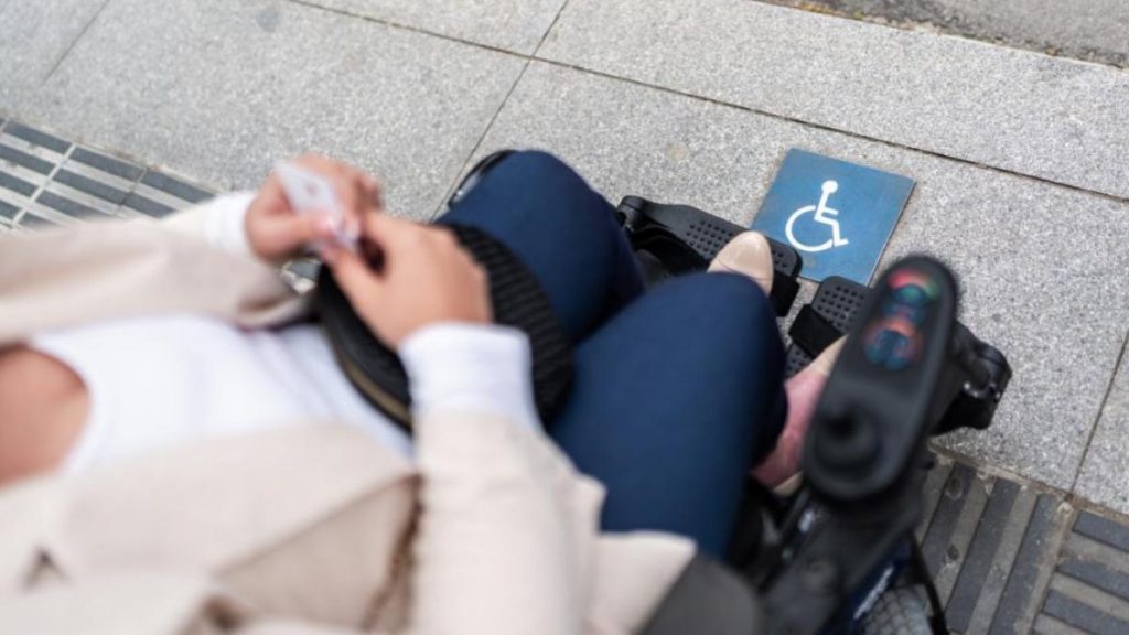 Revolta dupa ce Coalitia a decis reducerea nu eliminarea impozitelor pentru persoanele cu handicap
