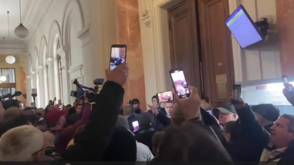 Scandal la tribunalul unde este judecat Calin Georgescu Sustinatorii sai au fortat intrarea si au