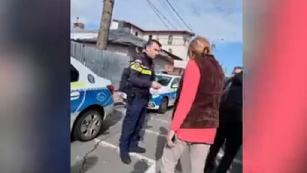 Scandal pe o strada din Bucuresti dupa ce o familie a ocupat ilegal o casa si a transformat o