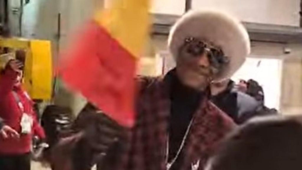Snoop Dogg a ridicat steagul Romaniei la ceremonia de deschidere a Jocurilor Olimpice de iarna 2026