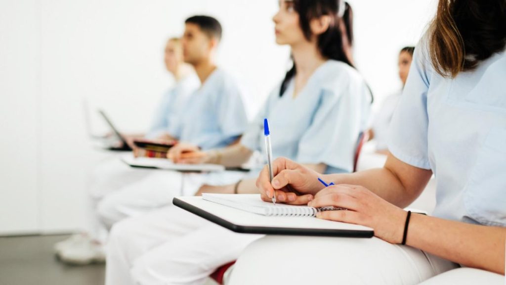 Studentii la Medicina protesteaza impotriva propunerii lui Bolojan de a lucra cativa ani in Romania