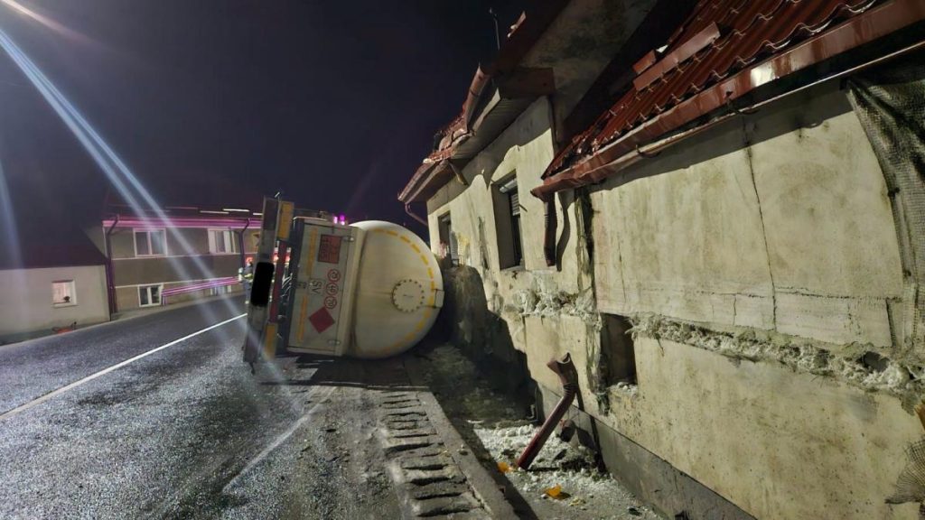 Trafic oprit timp de 7 ore pe DN1, în Sibiu, după răsturnarea unei cisterne care transporta gaz butan. Trafic oprit timp de 7 ore pe DN1 in Sibiu dupa rasturnarea unei cisterne care transporta gaz butan