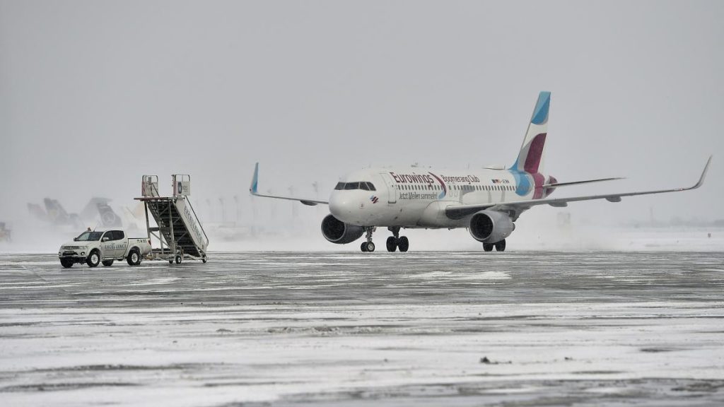 Traficul pe aeroporturile Otopeni si Baneasa s a normalizat dupa intarzierile generate de