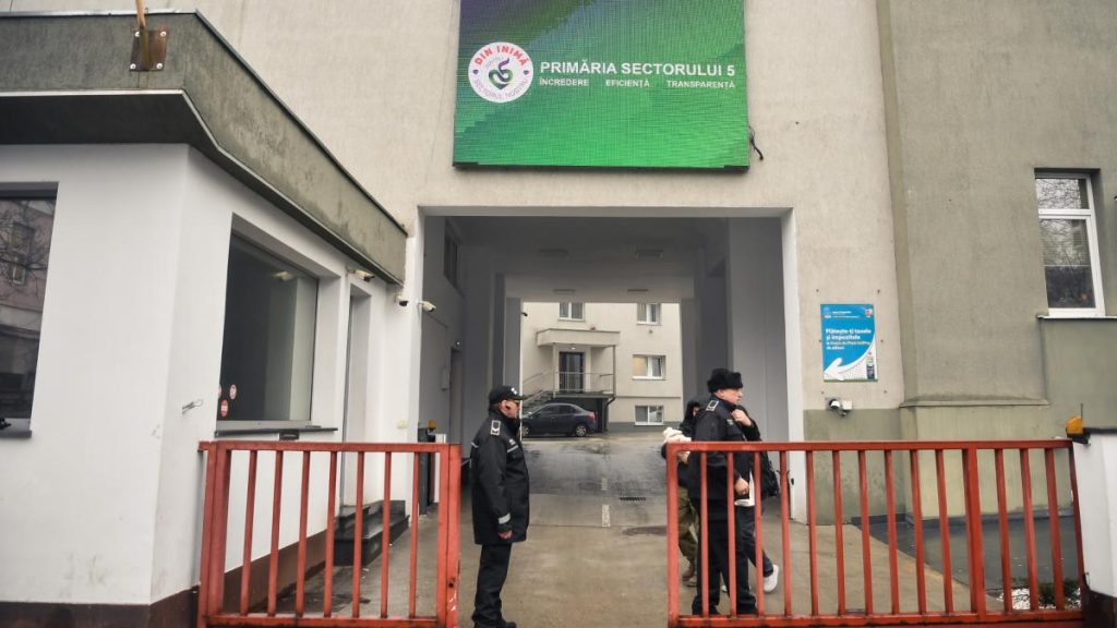 Trei conducători din Primăria Sectorului 5, reținuți de DNA. Vor fi duși în fața instanței cu propunerea… Trei conducatori din Primaria Sectorului 5 retinuti de DNA Vor fi dusi in fata instantei cu propunerea