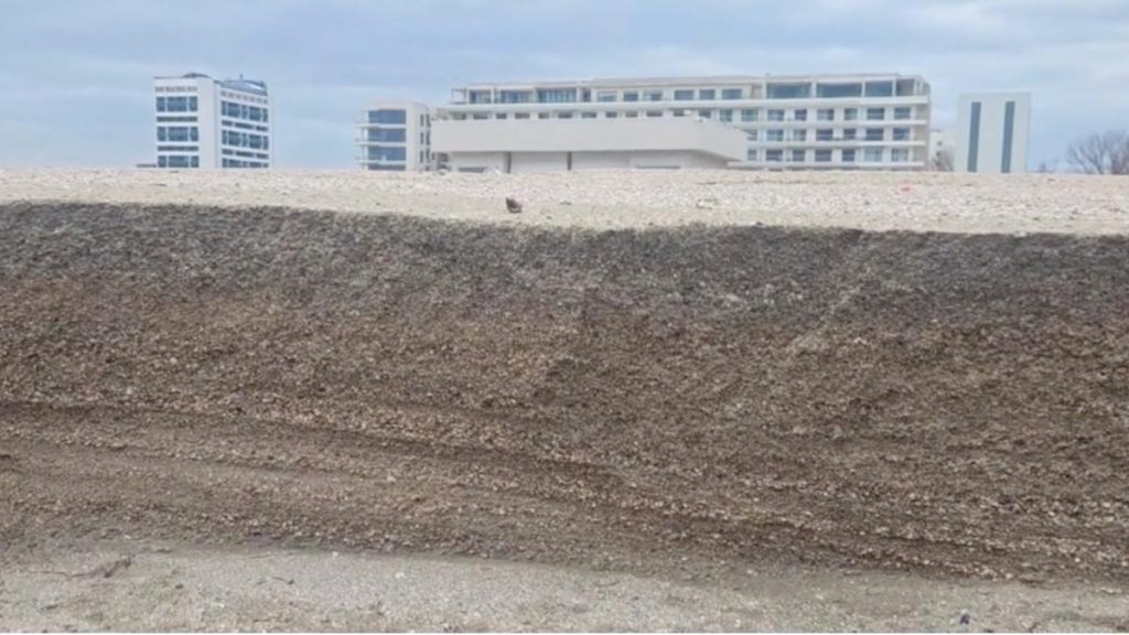 Un fragment metalic, posibil provenit de la o dronă, a fost descoperit marți pe plajă, în stațiunea… Un fragment metalic posibil provenit de la o drone a fost descoperit marti pe plaja in statiunea