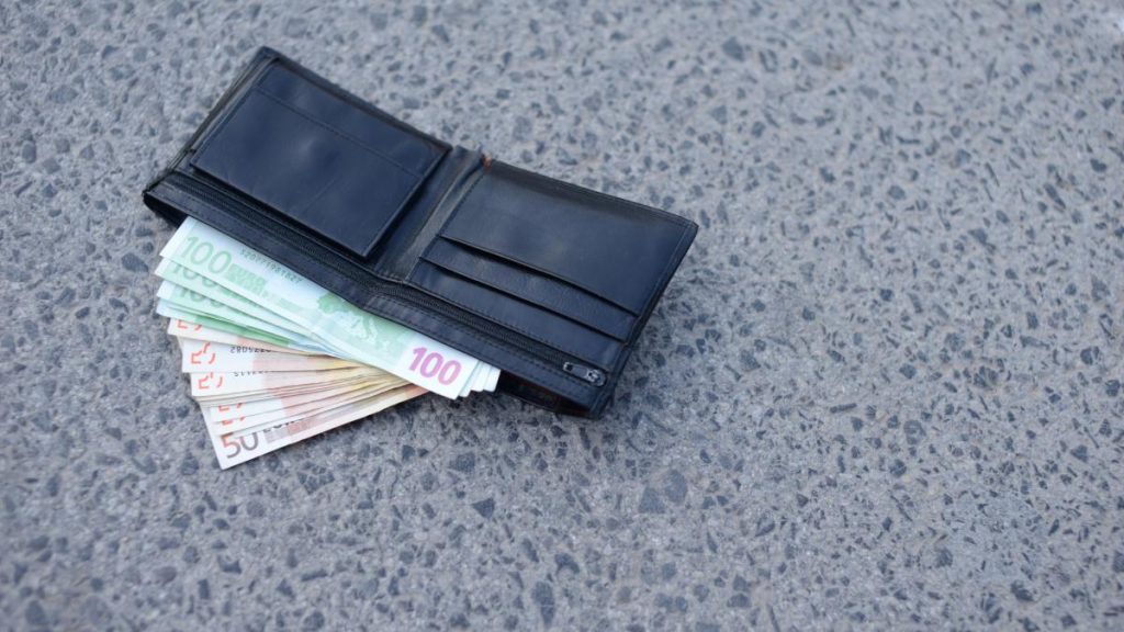 Un polițist în timpul liber a găsit 10.000 de euro și i-a restituit proprietarului. Un policist in timpul liber a gasit 10000 de euro si i a restituit proprietarului