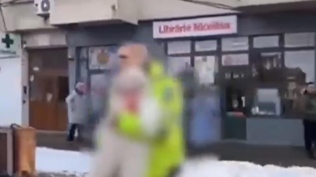Un polițist local a salvat un bebeluș după ce un incendiu a izbucnit într-un bloc din Iași. Un polist local a salvat un bebelus dupa ce un incendiu a izbucnit intr un bloc din Iasi