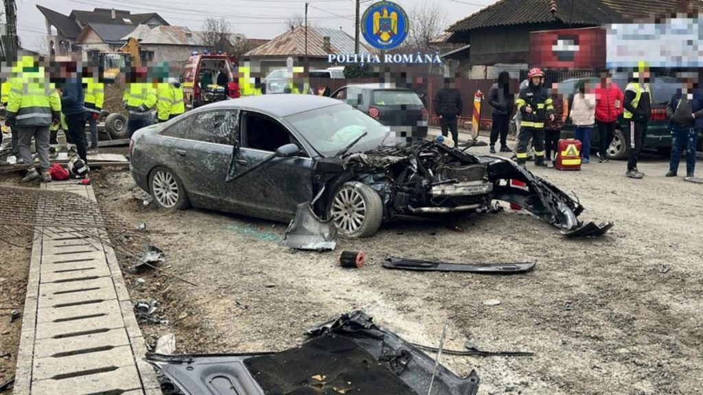 Un tanar sofer cu permisul suspendat nu a oprit la semnalu politistilor si a lovit un excavator