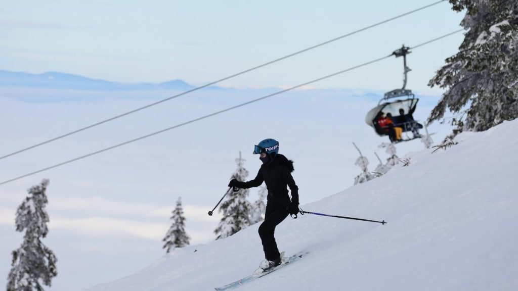 Vacanta de schi a inceput pe partiile din Poiana Brasov este doar zapada artificiala Ninsorile