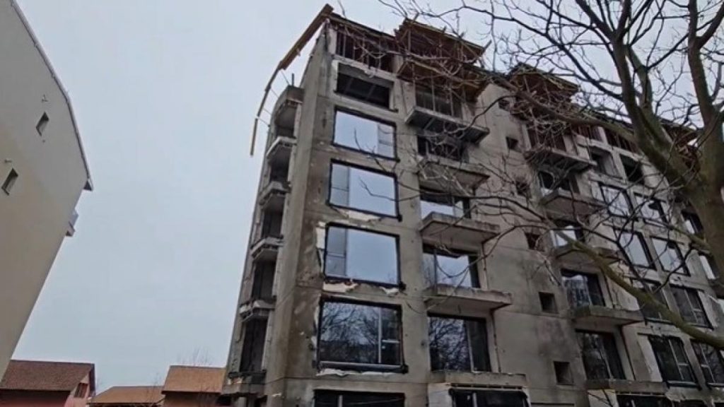 explozie intr o locuinta din sectorul 2 al capitalei doua persoane ranite masini avariate 1