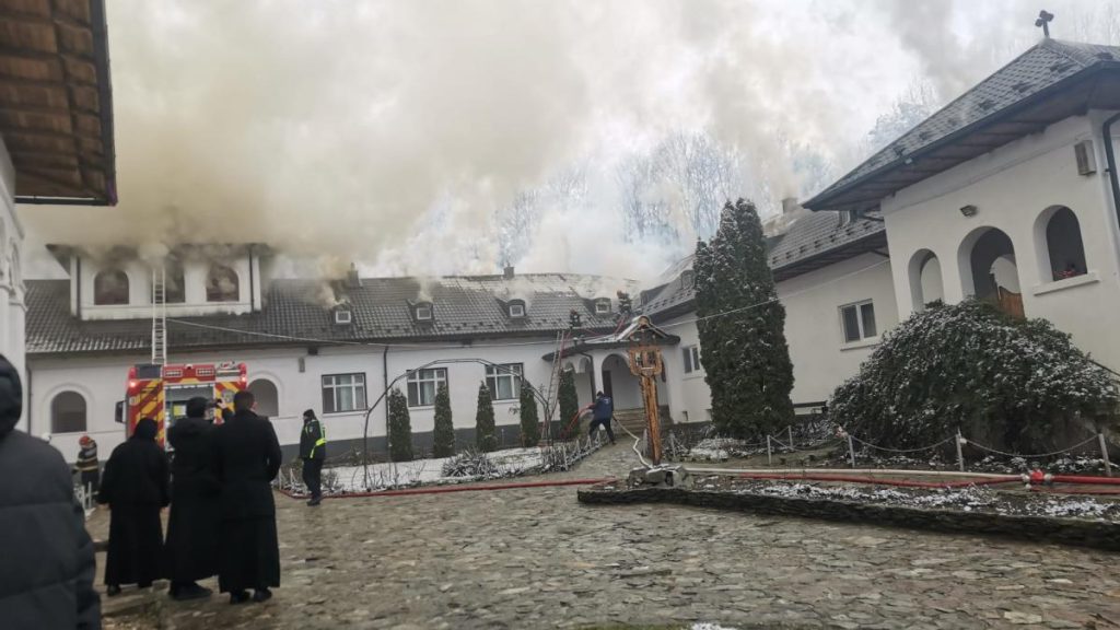 Incendiu la o mănăstire din Gorj. Flăcări pe 250 de metri pătrați, intervenția pompierilor cu cinci… incendiu la o manastire din gorj flacari pe 250 de metri patrati interventia pompierilor cu cinci