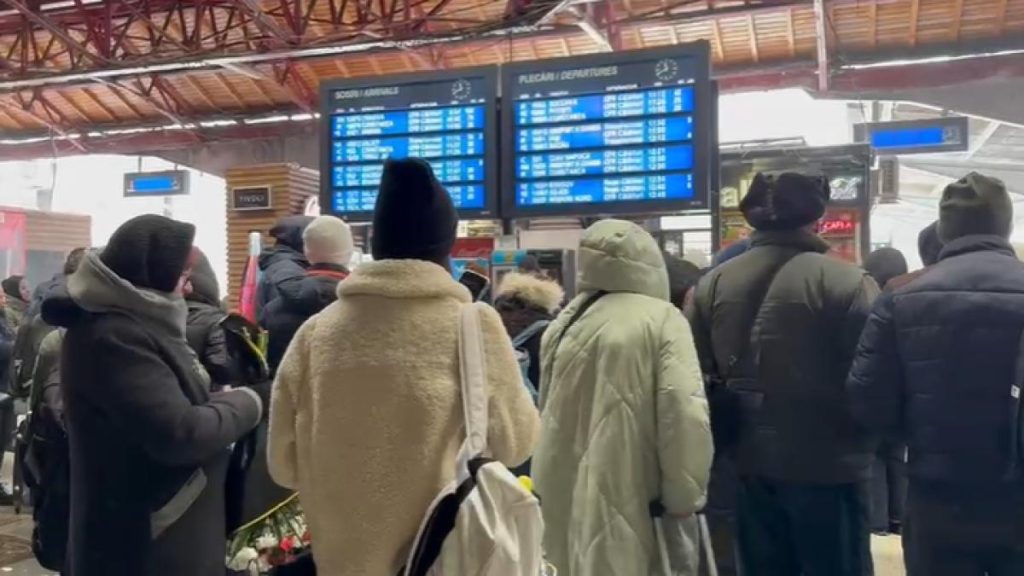 Trenuri întârziate și aglomerație în Gara de Nord, din cauza ninsorilor neîntrerupte din București trenuri intarziate si aglomeratie in gara de nord din cauza ninsorilor neintrerupte din bucuresti