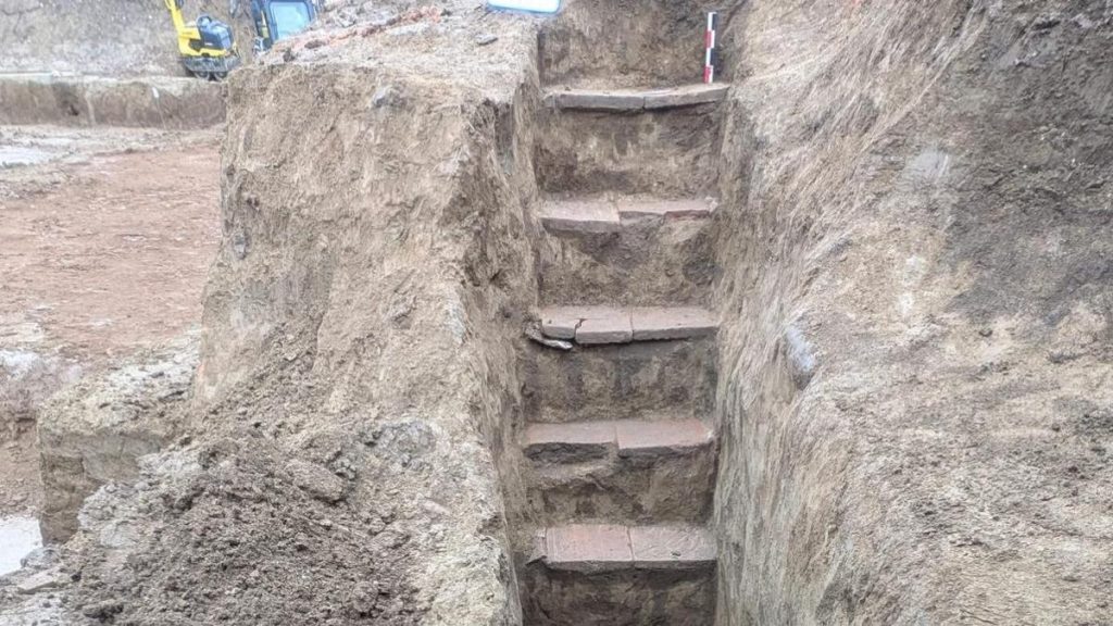 zeci de morminte datand din perioada romana continand bijuterii si monede au fost gasite in apropierea spitalului