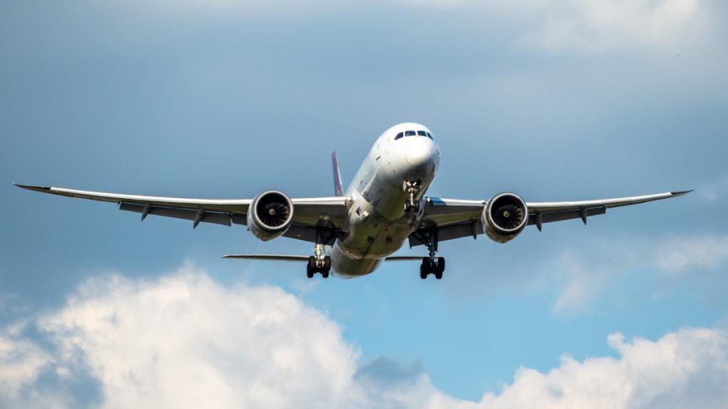 ANPC Transportatorii aerieni pot fi exentati de compensatii daca intarzierile sau anularile sunt