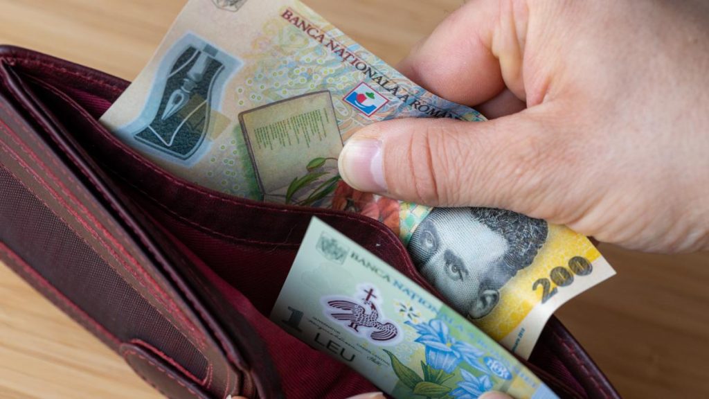 Ajutoarele pentru pensionari vor întârzia din cauza contestației AUR privind bugetul la CCR. Ce se… Ajutoarele pentru pensionari vor intarzia din cauza contestatiei AUR privind bugetul la CCR Ce se