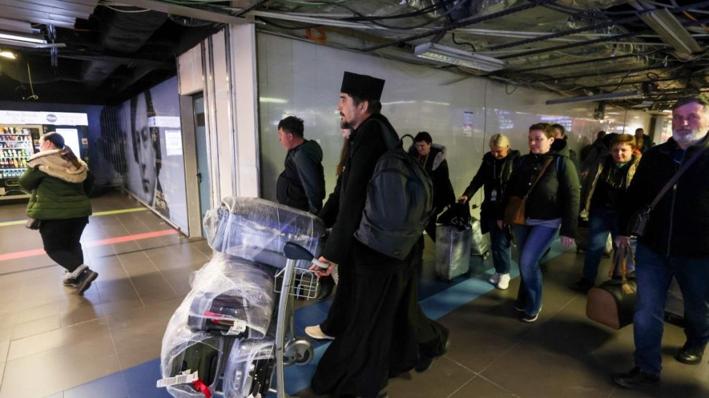 Al doilea avion cu români blocați în Dubai a sosit pe Aeroportul Otopeni Al doilea avion cu romani blocati in Dubai a sosit pe Aeroportul Otopeni