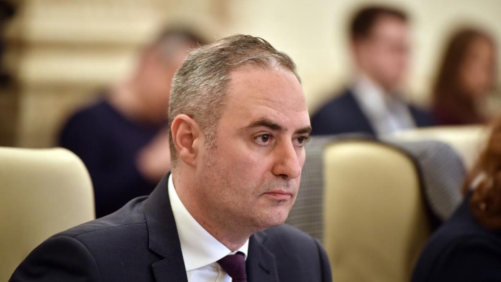 Alexandru Nazare nu aproba reducerea accizei la combustibili Nu asigura o scadere a preului