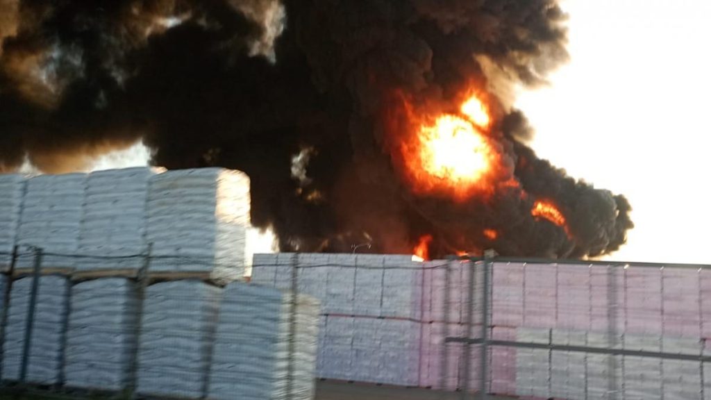 Arad acoperit de un strat dens de fum in urma unui incendiu la o fabrica de polistiren Autoritatile au