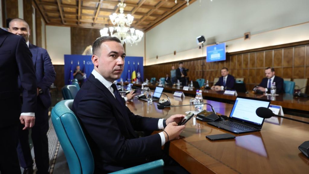 Bogdan Ivan afirma ca decizia de reducere a accizei la combustibil ii apartine lui Ilie Bolojan Astept si eu