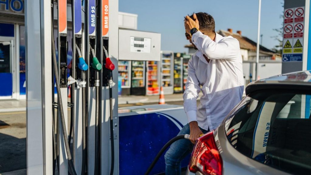 Cat costa benzina si motorina pe 26 martie Pretul a crescut cu 2 lei pe litru fata de acum o