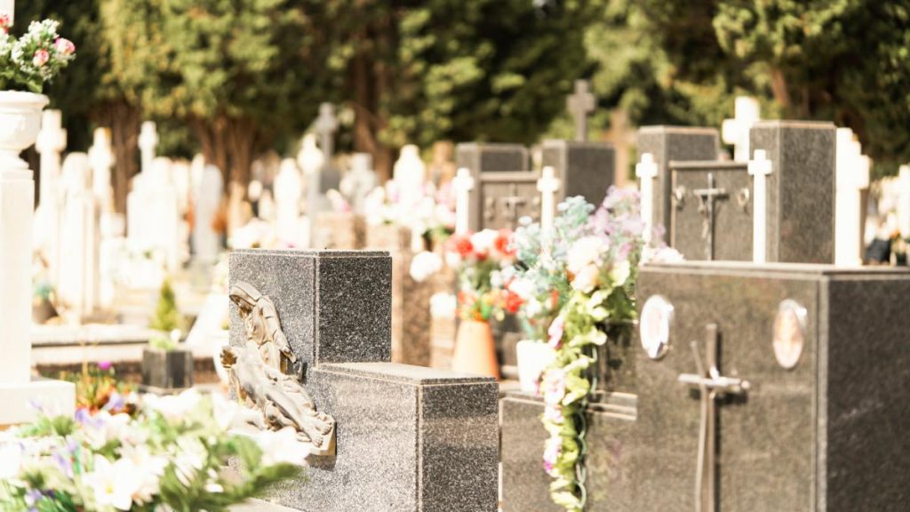 Cimitirul a devenit spatiu de recreere Orasul din Romania unde tinerii dintr un cartier isi