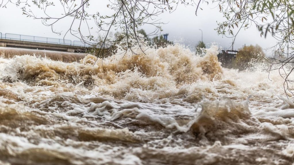 Cod portocaliu și galben de inundații pentru duminică și luni. Râuri din 12 județe afectate de avertizări… Cod portocaliu si galben de inundatii pentru duminica si luni Rauri din 12 judete afectate de avertizari