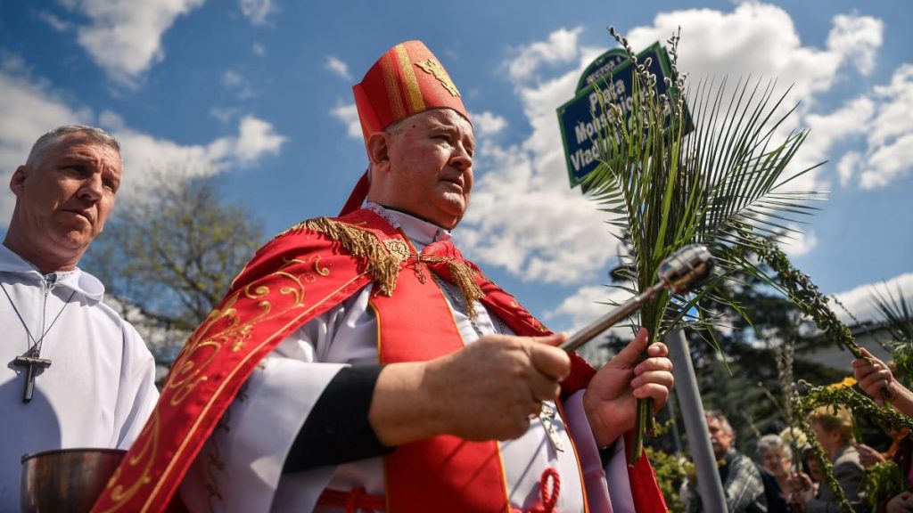 Crestinii catolici celebreaza Duminica Floriilor Procesiunea traditionala in centrul Capitalei 1
