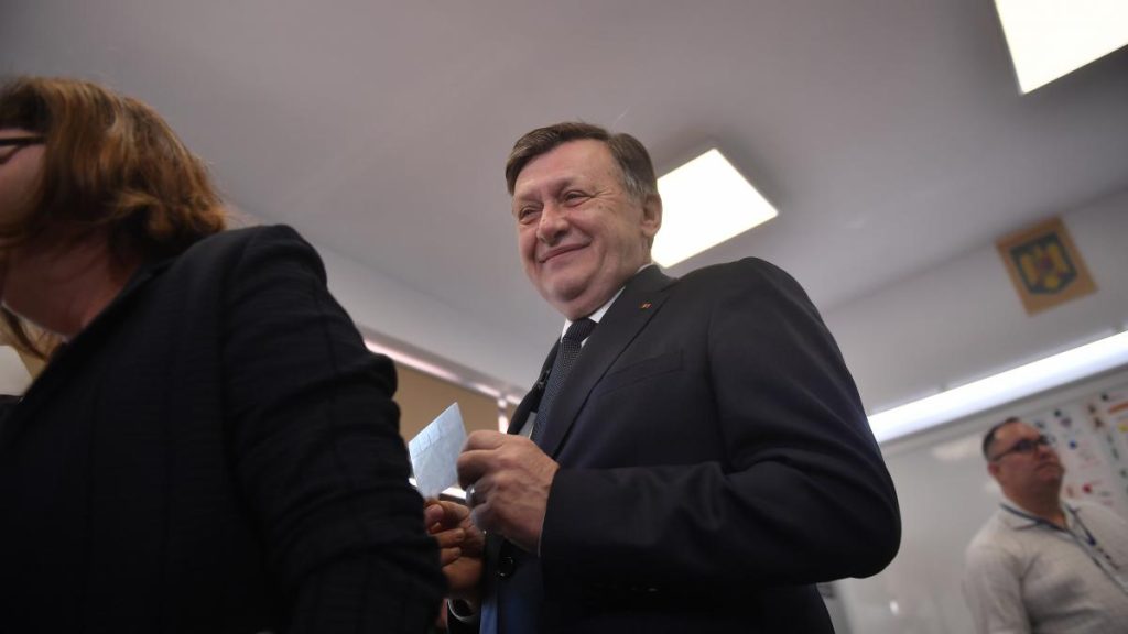 Crin Antonescu îl critică pe Ilie Bolojan: „Este userist din voință proprie și cu plăcere” Crin Antonescu il critica pe Ilie Bolojan este userist din vointa proprie si cu placere