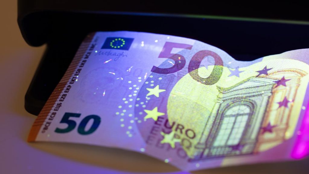 Cum putem distinge o bancnota autentica de una falsa Tot mai multi romani cad victima escrocheriilor
