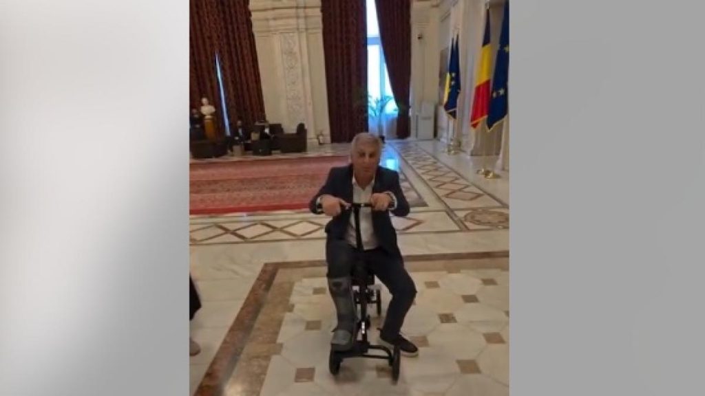 Deputatul PSD Daniel Zamfir imitat de USR dupa ce a aparut in Parlament cu trotineta ortopedica
