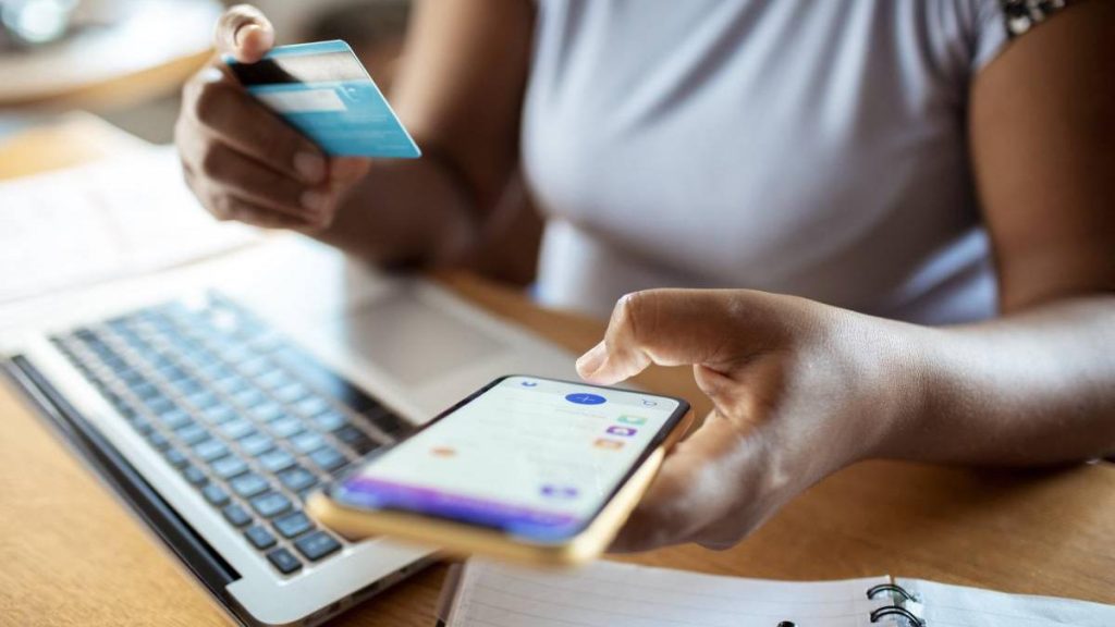 Din cauza cresterei preturilor romanii isi modifica obiceiurile de cumparare online Ce strategii