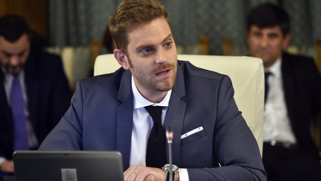 Fostul ministru Ilan Laufer aflat pe trotineta cu gemenii sai a suferit un accident provocat de o