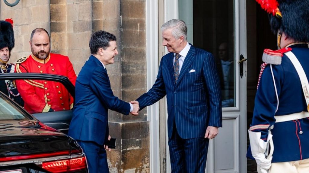 Nicușor Dan a fost întâmpinat, la Bruxelles, de Regele Belgiei. Ce subiecte au abordat cei doi Nicusar Dan a fost intampinat la Bruxelles de Regele Belgiei Ce subiecte au abordat cei doi