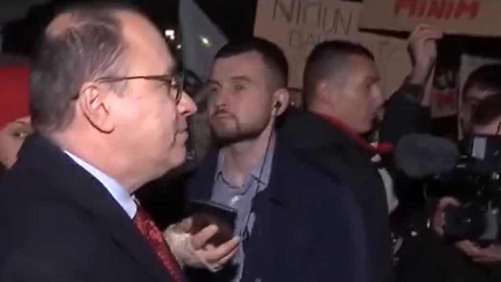 Noul ministru al Educației a fost prezent în mijlocul studenților care protestează în Capitală împotriva… Noul ministru al Educatiei a fost prezent in mijlocul studentilor care protesteaza in Capitala impotriva