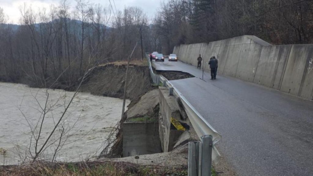 O porțiune de drum s-a prăbușit și a căzut în apă, într-o comună din Vrancea: Există o groapă în asfalt… O portiune de drum s a prabushit si a cazut in apa intr o comuna din Vrancea Exista o groapa in asfalt