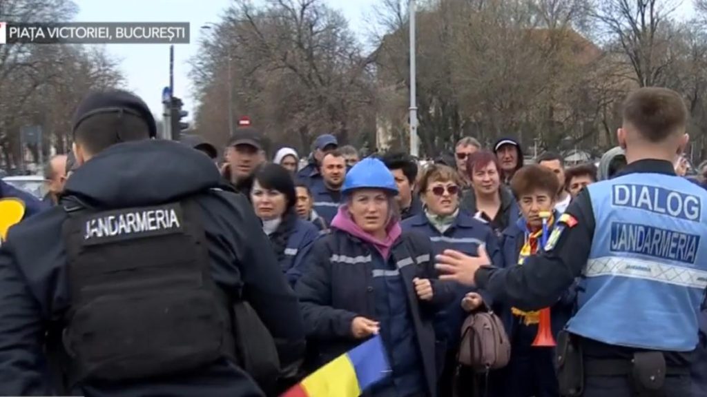 Peste 1.000 de mineri protestează la Guvern, solicitând să nu fie concediați. În Piața Victoriei se află… Peste 1000 de mineri protesteaza la Guvern solicitand sa nu fie concediati In Piata Victoriei se afla