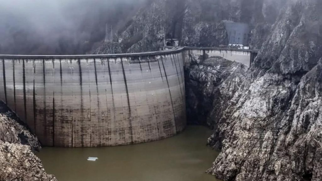 Poluare semnificativa in lacul de acumulare Vidraru Autoritatile intervin pentru a asigura continuarea