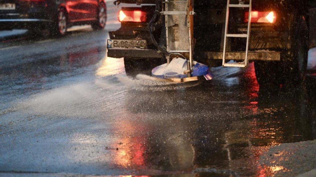 Poluarea din București crește din cauza materialului antiderapant utilizat iarna, atrage atenția Garda de… Poluarea din Bucuresti creste din cauza materialului antiderapant utilizat iarna atrage atentia Garda de