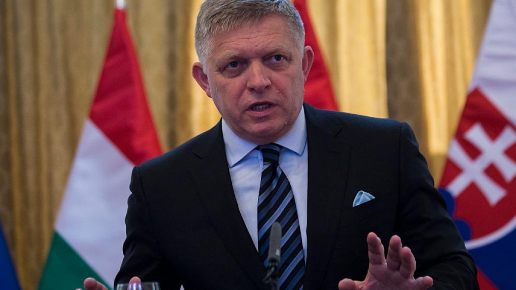 Premierul slovac Robert Fico viziteaza Romania vineri Liderul populist se deplaseaza la Bucuresti si Oradea