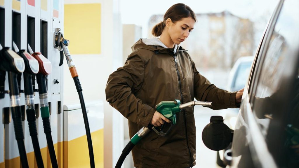 Preturi record la benzinarii vineri Benzina a depasit 9 leilitru Care este preul motorinei si ce