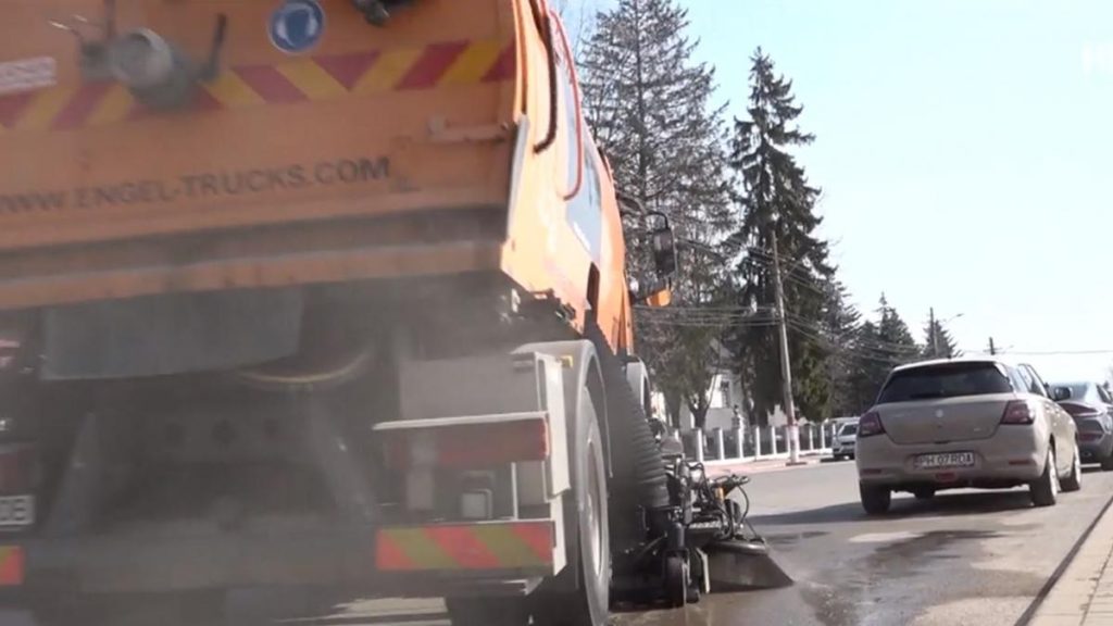 Primarul unui oras din Romania economiseste conducand personal utilajele de curatenie dupa