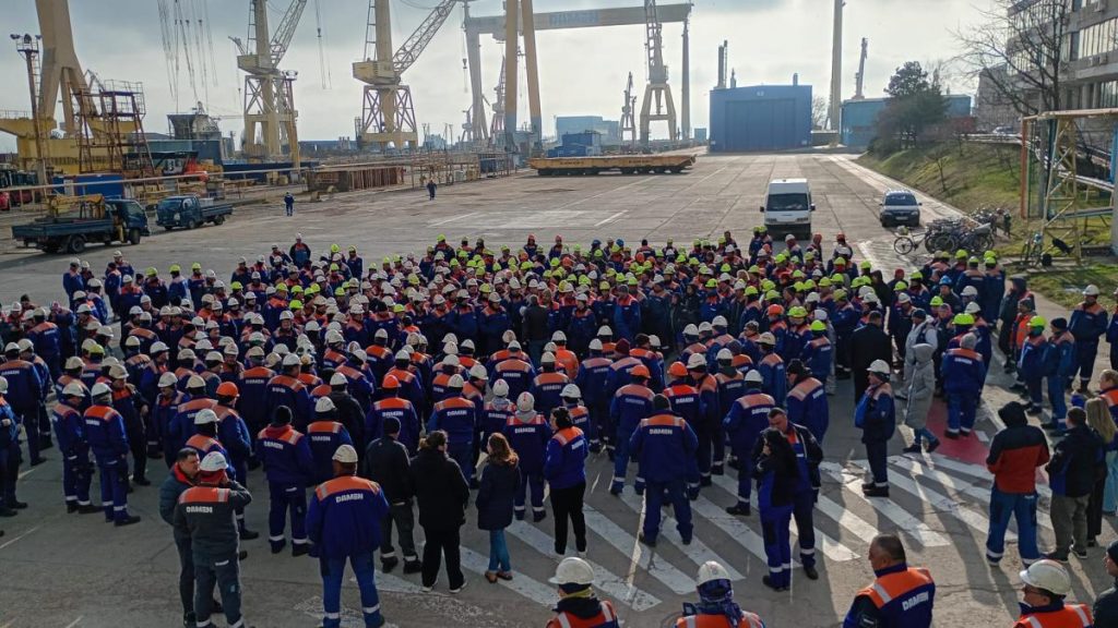 Protest spontan în curtea Șantierului Naval Mangalia. Angajații nu și-au încasat salariile de trei… Protest spontan in curtea Santierului Naval Mangalia Angajatii nu si au incasat salariile de trei