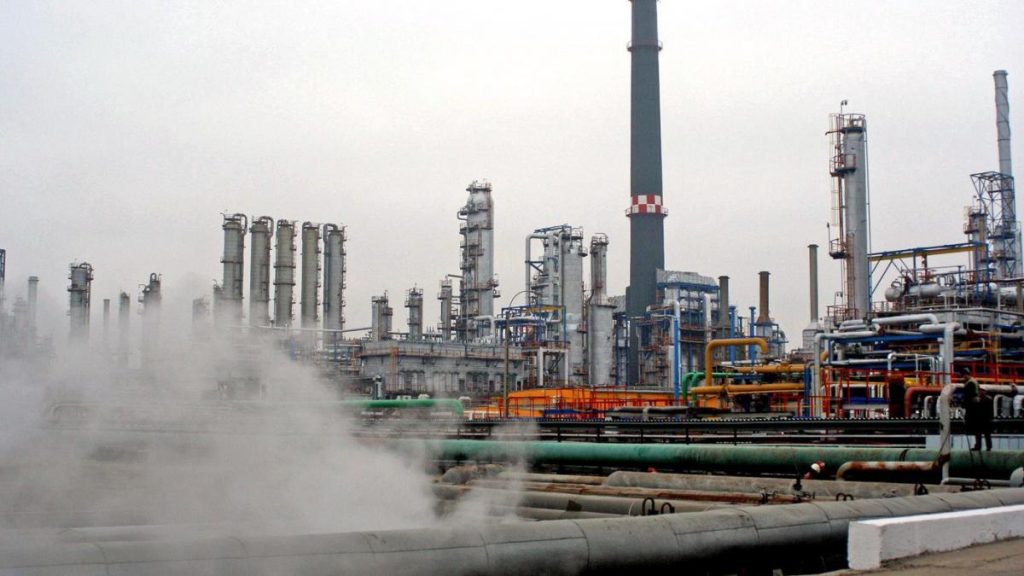 Rafinariile Petromidia Navodari si Vega Ploiesti se redeschid Vor produce benzina si motorina