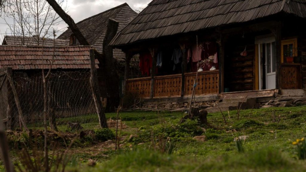 Satul din România unde au rămas doar 20 de locuitori, cel mai tânăr având 22 de ani. Satul din Romania unde au ramas doar 20 de locuitori cel mai tanar avand 22 de ani