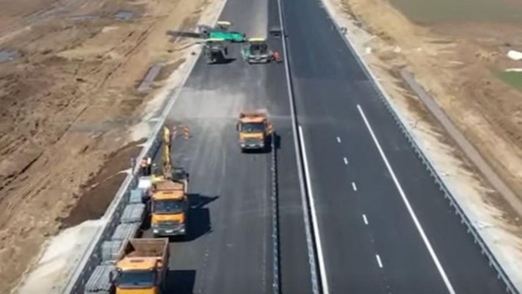Se asfalteaza ultimele tronsoane din lotul 2 al Autostrazii Moldovei Cand vor putea circula soferii