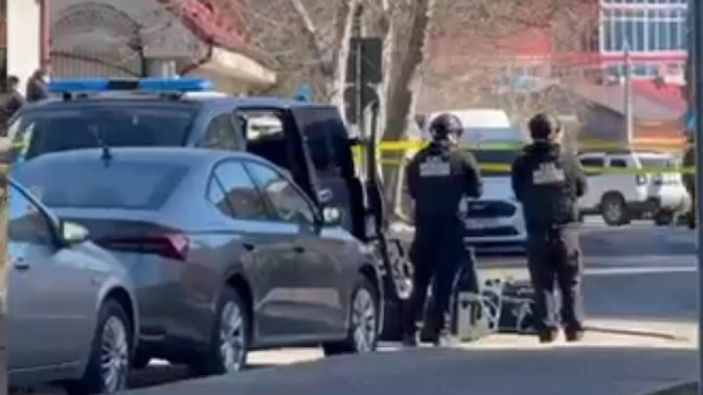 Sediul unei bănci din Dorohoi, evacuat după ce un bărbat a lăsat un bagaj suspect. Ce au descoperit… Sediul unei banci din Dorohoi evacuat dupa ce un barbat a lasat un bagaj suspect Ce au descoperit