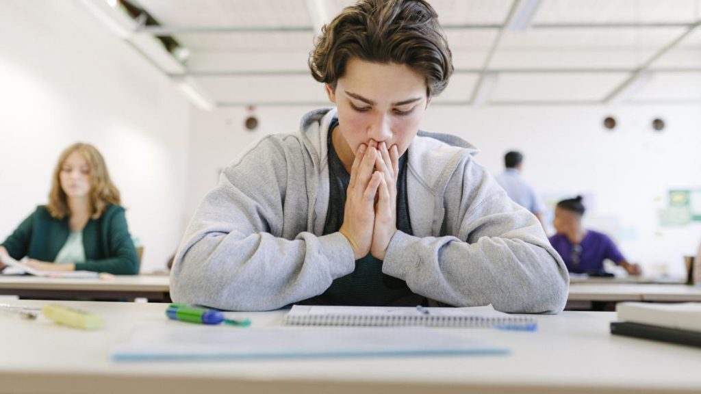 Simulare Bac 2026 Elevii dau examenul la limba si literatura materna