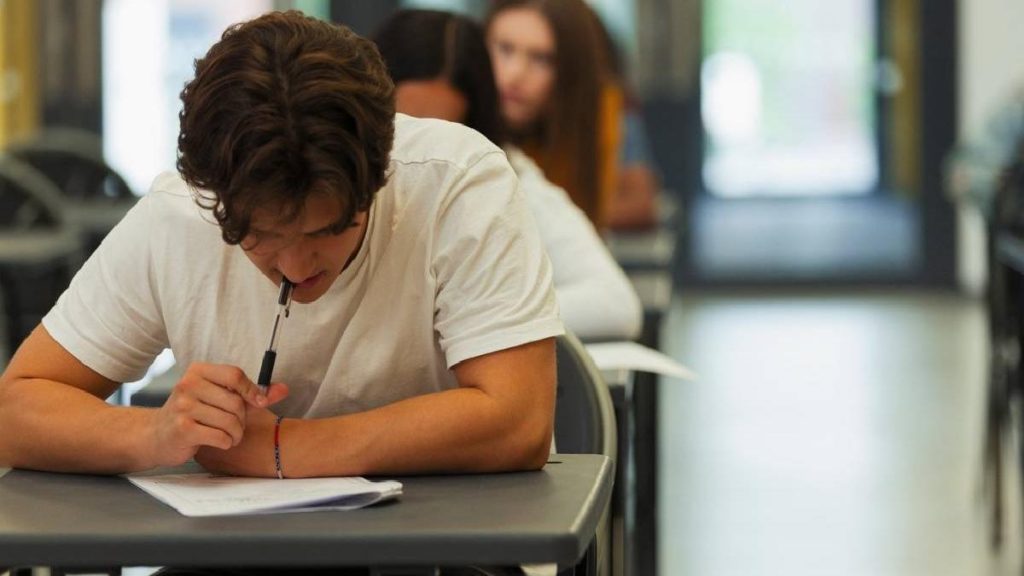 Simulare Bac 2026. Subiecte și barem la Limba română. Ce au avut de rezolvat elevii și când se desfășoară… Simulare Bac 2026 Subiecte si barem la Limba romana Ce au avut de rezolvat elevii si cand se desfasoara