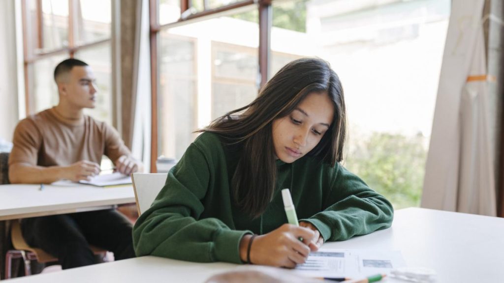 Simulare Evaluare Nationala 2026 Elevii sustin marti examenul scris la Matematica in timp ce unii