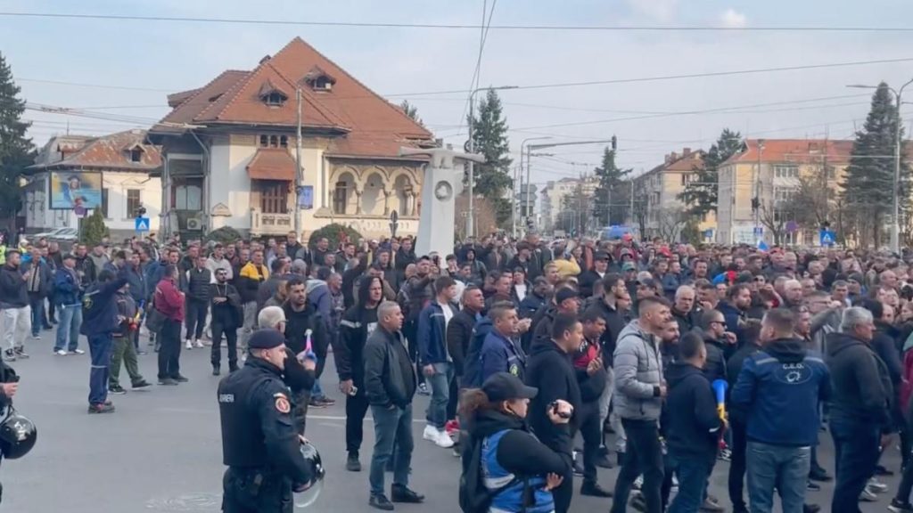 Situatie critica la CEO Oltenia sindicatul le solicita minerilor sa se pensioneze pentru ca altii sa